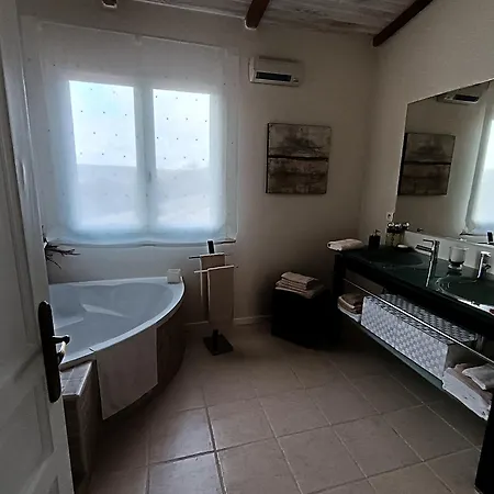 Le Charme Des Bastides Bed and Breakfast