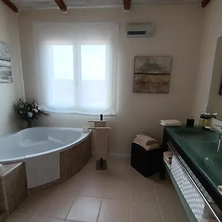 Le Charme Des Bastides Bed and Breakfast